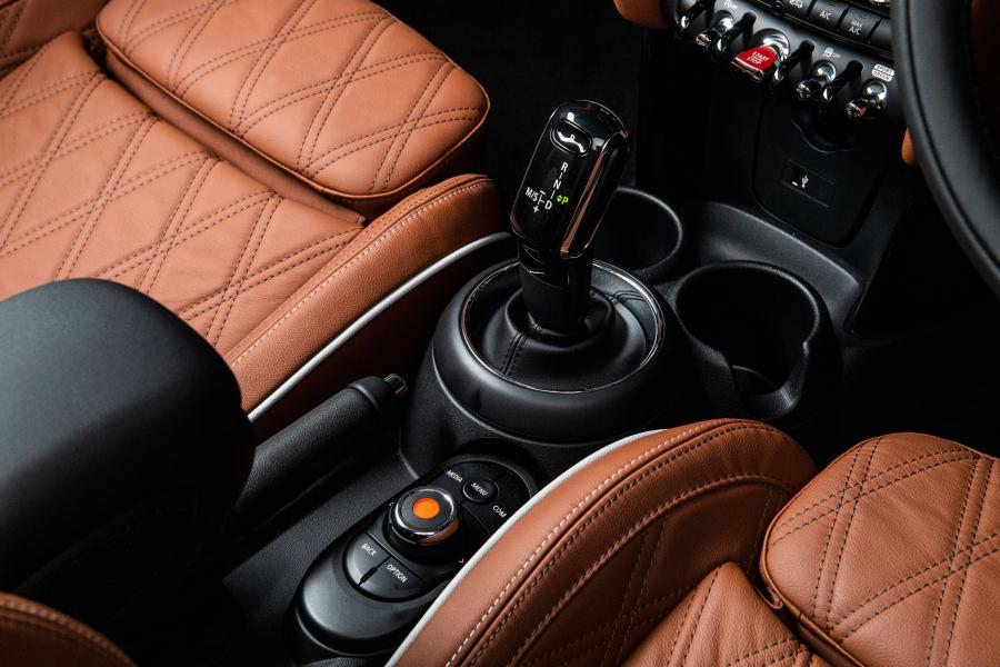 Детали интерьера Mini Cooper Cabrio (F57) 2018 года  (SG) (фото 5 из 15)